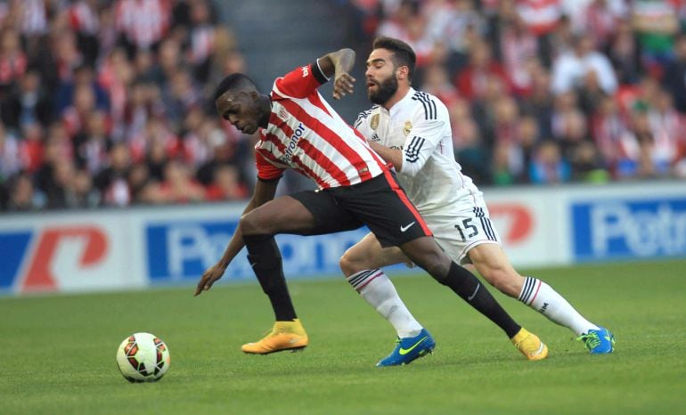 GRA245. BILBAO, 07/03/2015.- El delantero del Athletic de Bilbao, Iñaki Williams (i), disputa un balón con el defensa del Real Madrid, Daniel Carvajal (d), durante el partido correspondiente a la jornada 26 de liga de Primera División disputado hot en el estadio de San Mamés. EFE/Luis Tejido