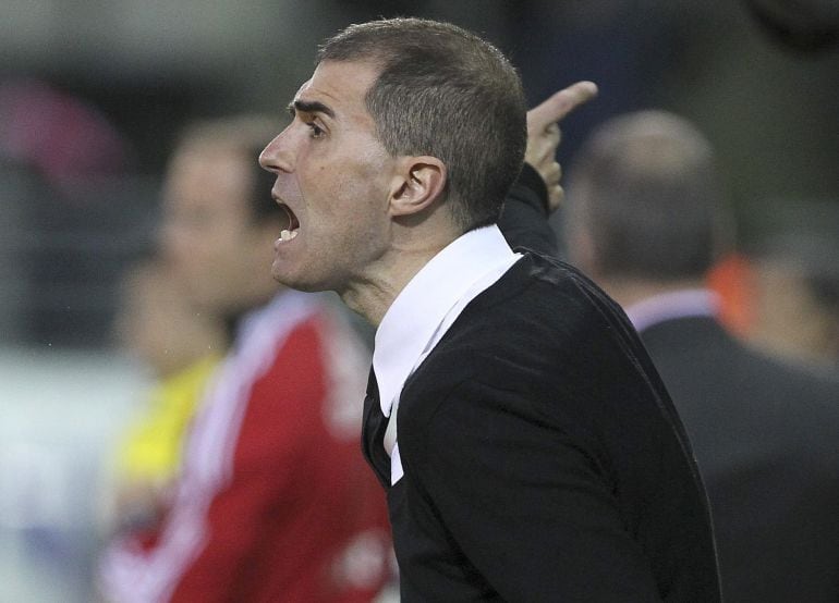 GRA346 EIBAR (GIPUZKOA), 01/02/2015.- El entrenador del Eibar, Gaizka Garitano, da instrucciones a sus jugadores durante el partido de la vigésima quinta jornada de Liga de Primera División, disputado esta tarde en la localidad guipuzcoana de Eibar. EFE/Juan Herrero