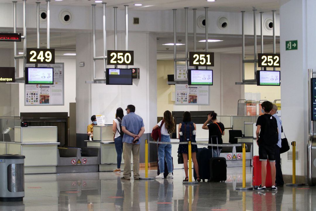 Salida de turistas y residentes al aeropuerto Pablo Ruiz Picasso, en Málaga