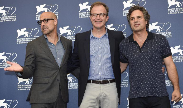 El actor estadounidense Stanley Tucci (i) posa junto a sus compatriotas, el director de cine Joseph McCarthy (c) y el actor Mark Ruffalo (d) durante la presentación de la película &quot;Spotlight&quot;, en la 72 edición del Festival de Cine de Venecia, en Italia