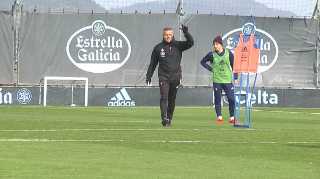 Fran Escribá dirigiendo un entrenamiento en A Madroa