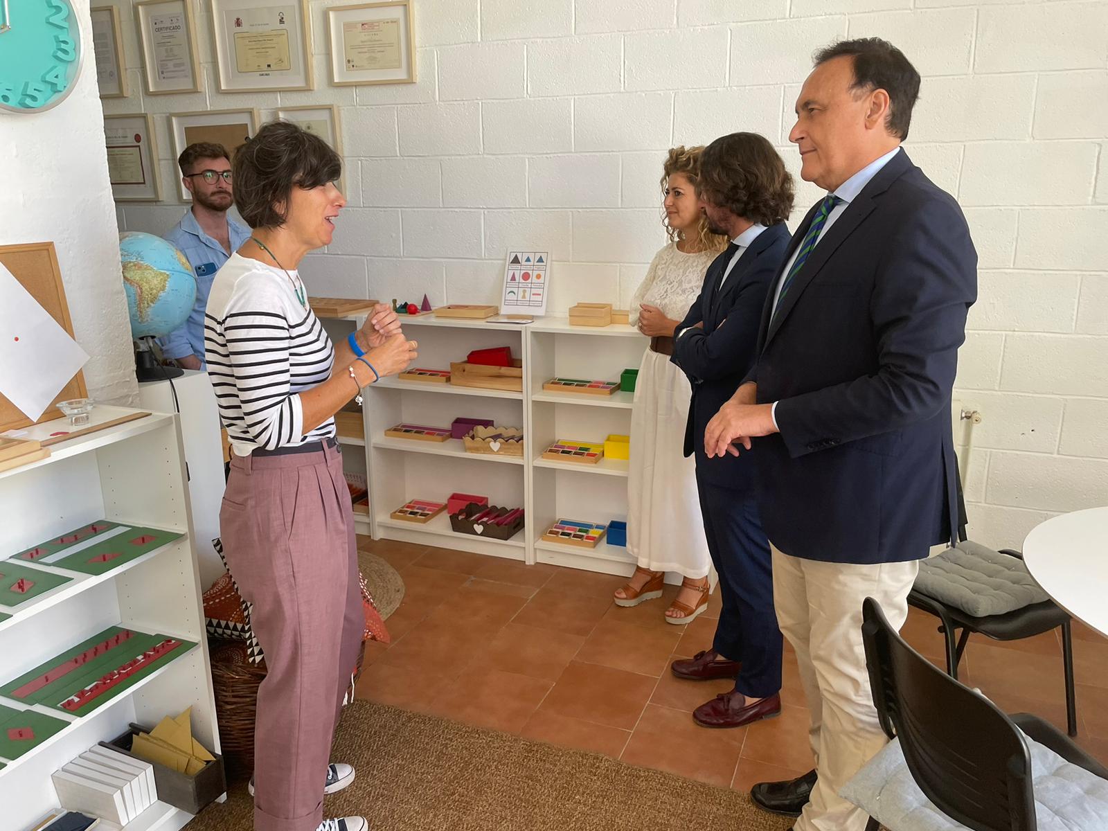 El consejero de Universidad, José Carlos Gómez Villamandos, durante la visita al CADE de Ronda