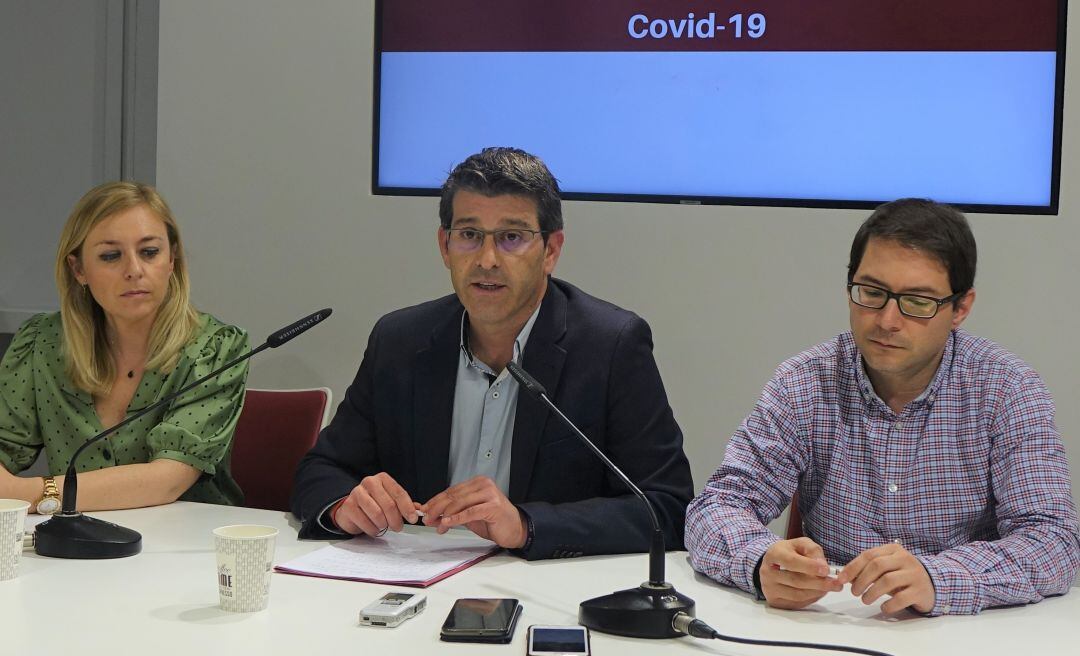 Foto d&#039;arxiu de Jorge Rodríguez, Natàlia Enguix i Joan Sanchis explicant el decàleg de mesures fa més de 2 setmanes