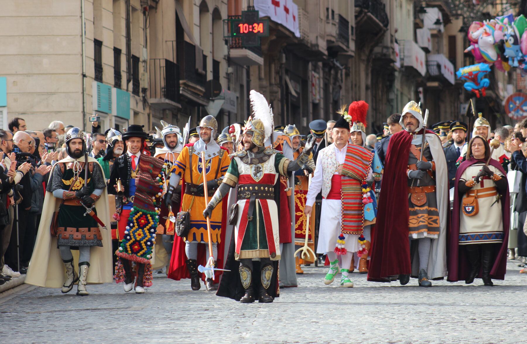 El bando cristiano con el sargento Jordi Seguí al frente en el inicio de la Gloria
