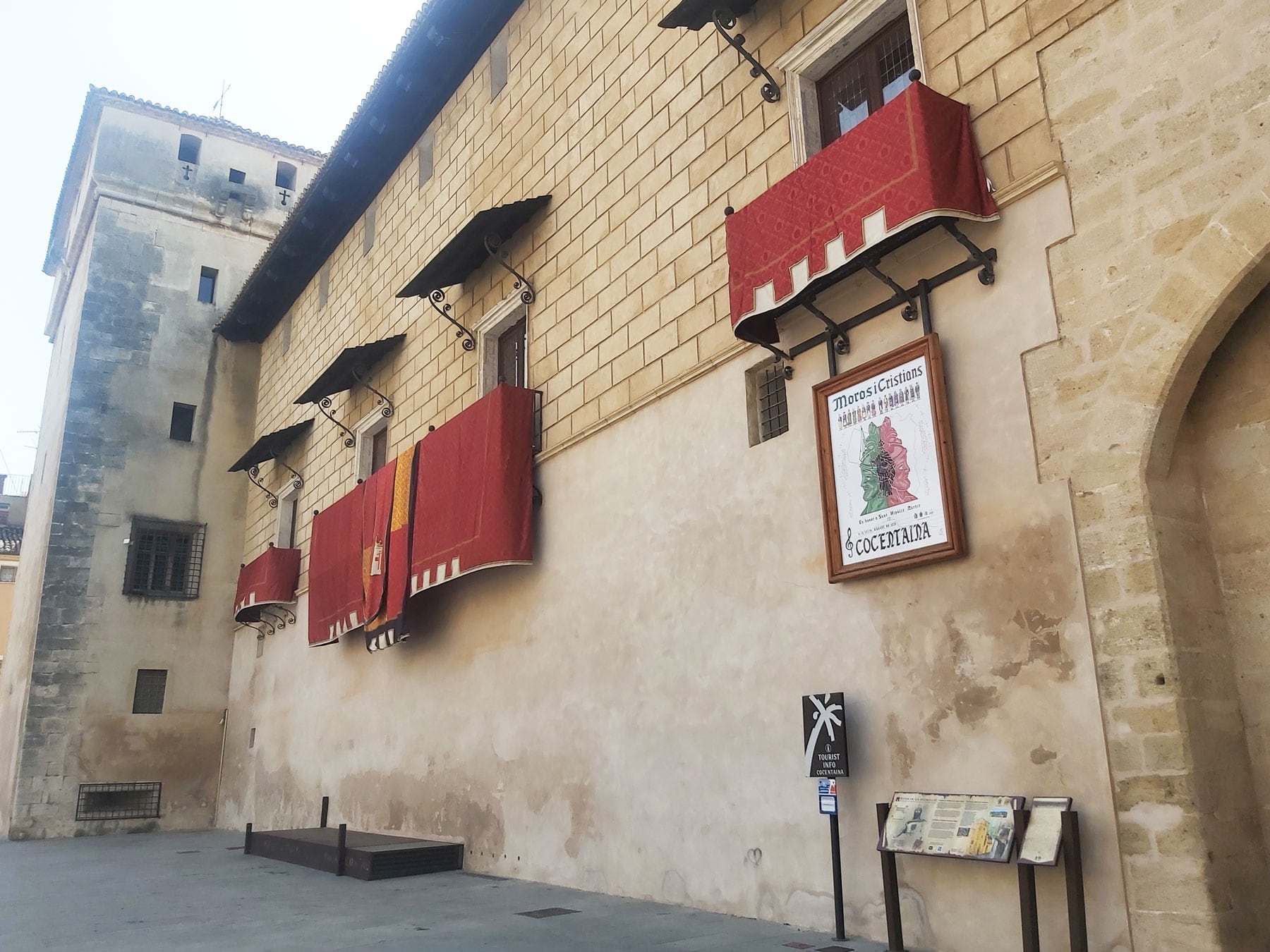 Imagen del Palau Comtal con el cartel a pocos días del inicio de las Fiestas