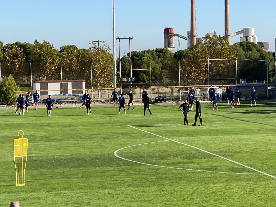 Iván Martínez y el segundo, Javier Suárez, en el entrenamiento de hoy con la primera plantilla del Real Zaragoza