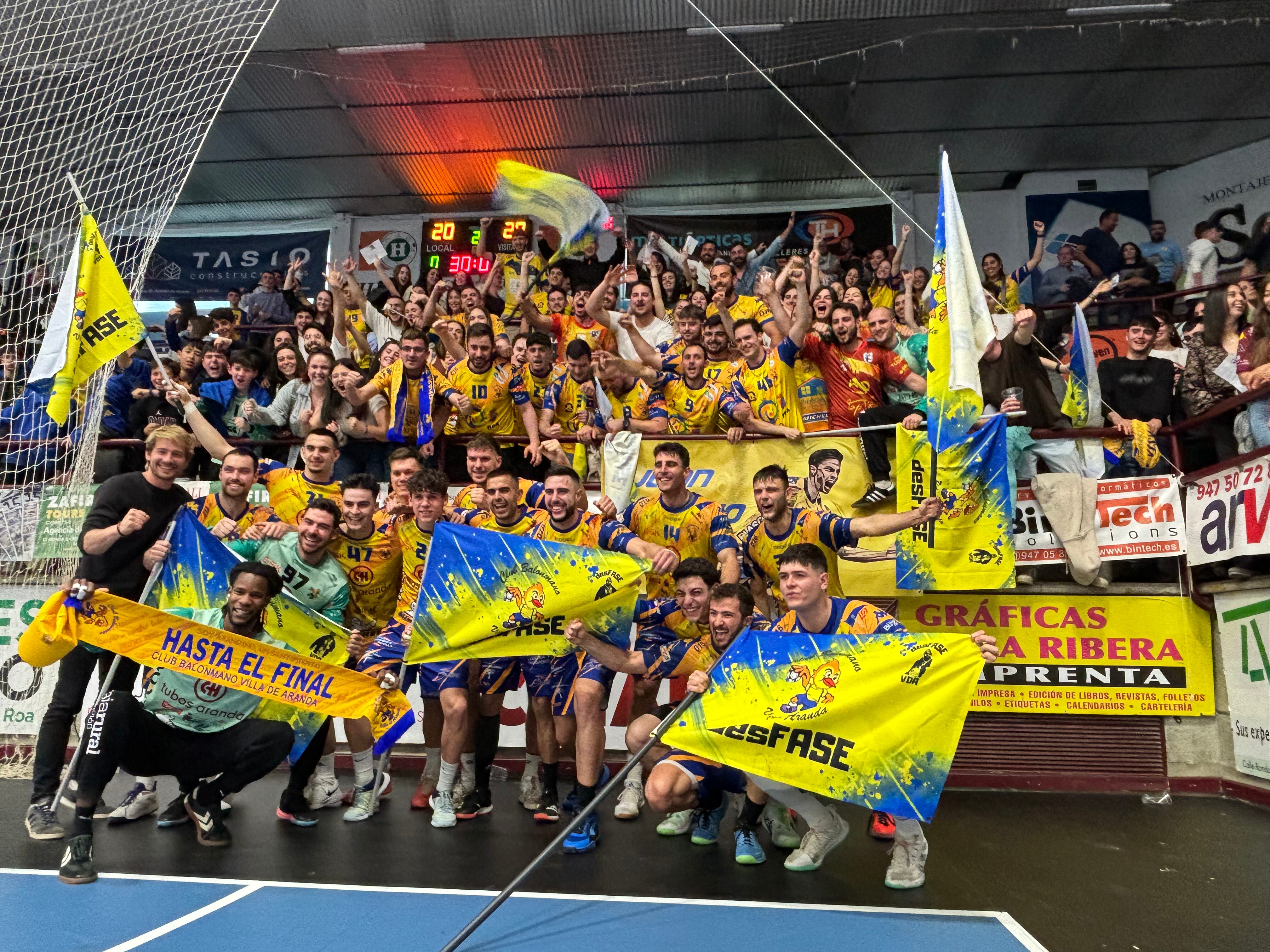 Celebración del equipo sobre la pista