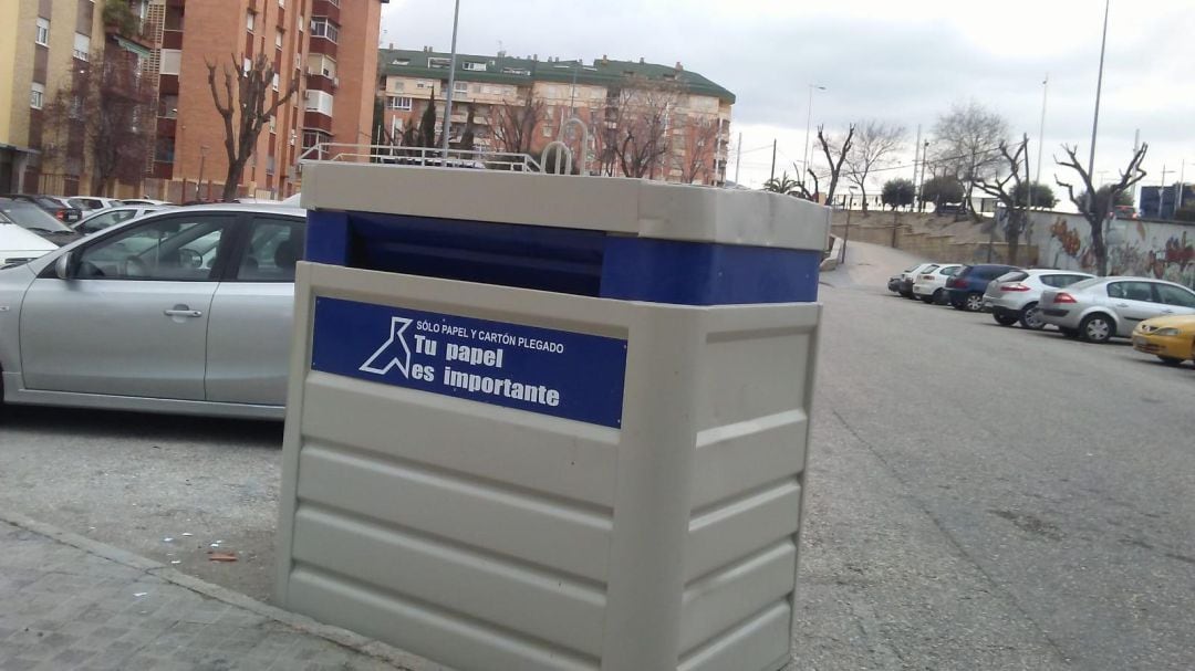 Contenedor de papel y cartón colocado en una calle de Jaén.