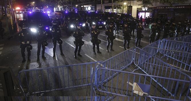 Efectivos de la Policía Nacional, tras cortar el tráfico en la calle Génova de Madrid, durante la manifestación convocada por los sindicatos con motivo de la huelga general, que ha partido de la plaza de Cibeles y ha finalizado en la plaza de Colón.