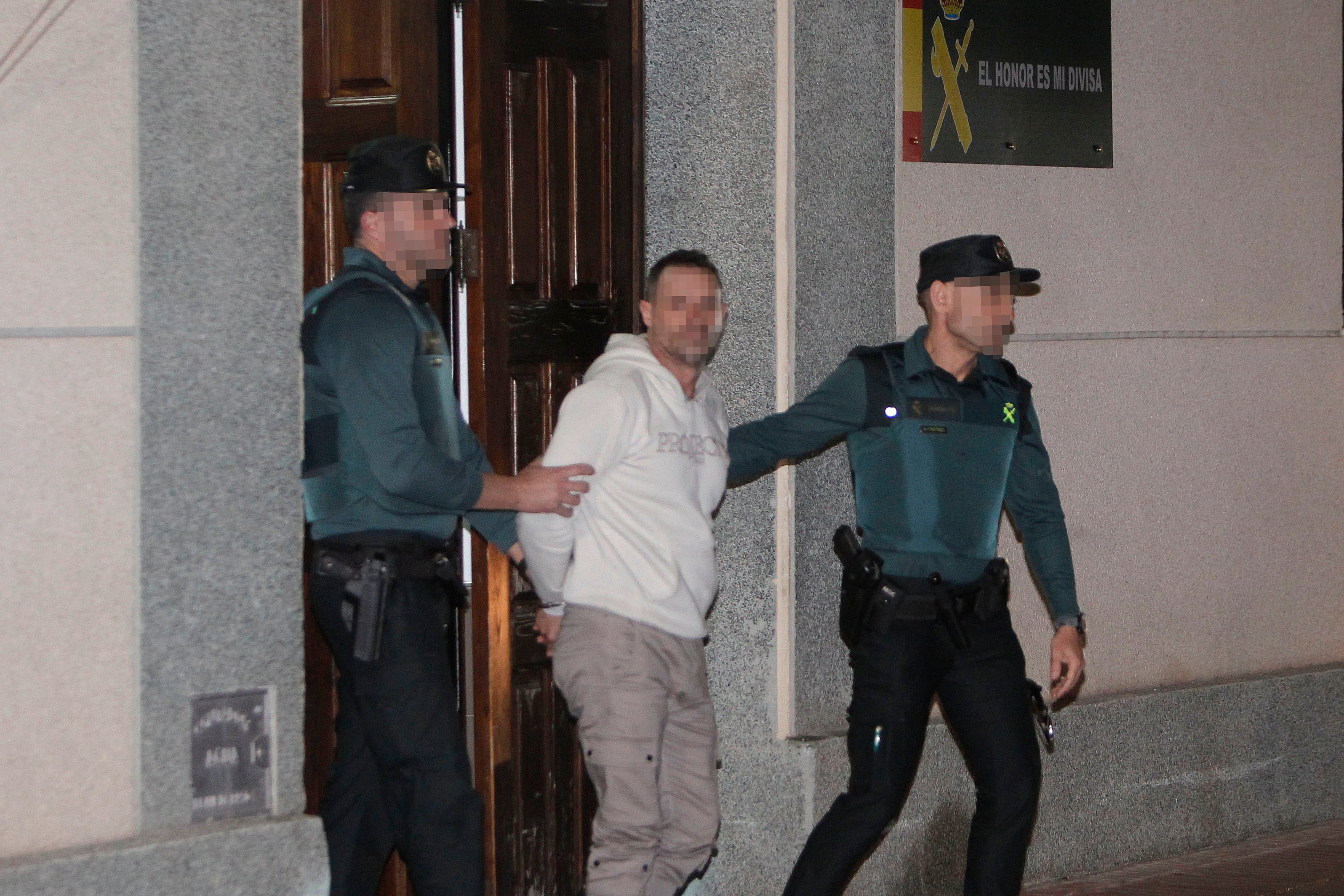 El presunto autor del asesinato machista de su pareja, una mujer de 44 años, en un domicilio de l'Alfàs del Pi (Alicante) sale de los juzgados de Callosa del Segura para ser trasladado a los juzgados de Benidorm para prestar declaración.