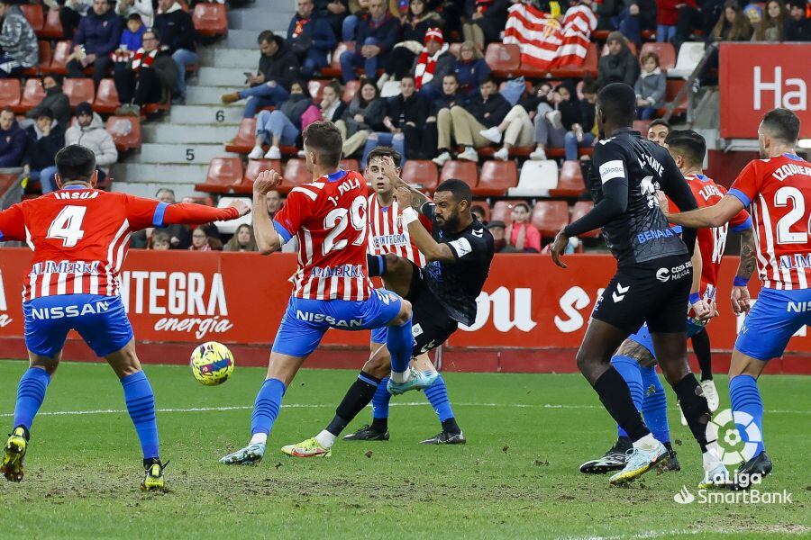 Una acción del Sporting-Málaga del pasado del mes de enero.