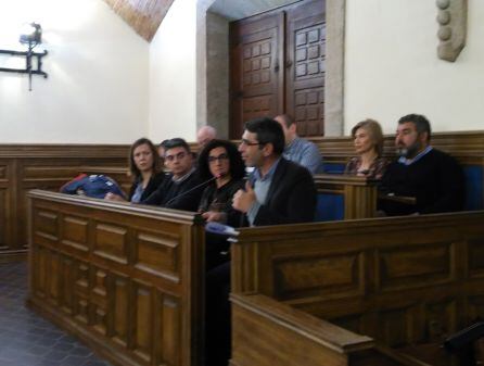 Los grupos de la oposición durante el pleno de presupuestos