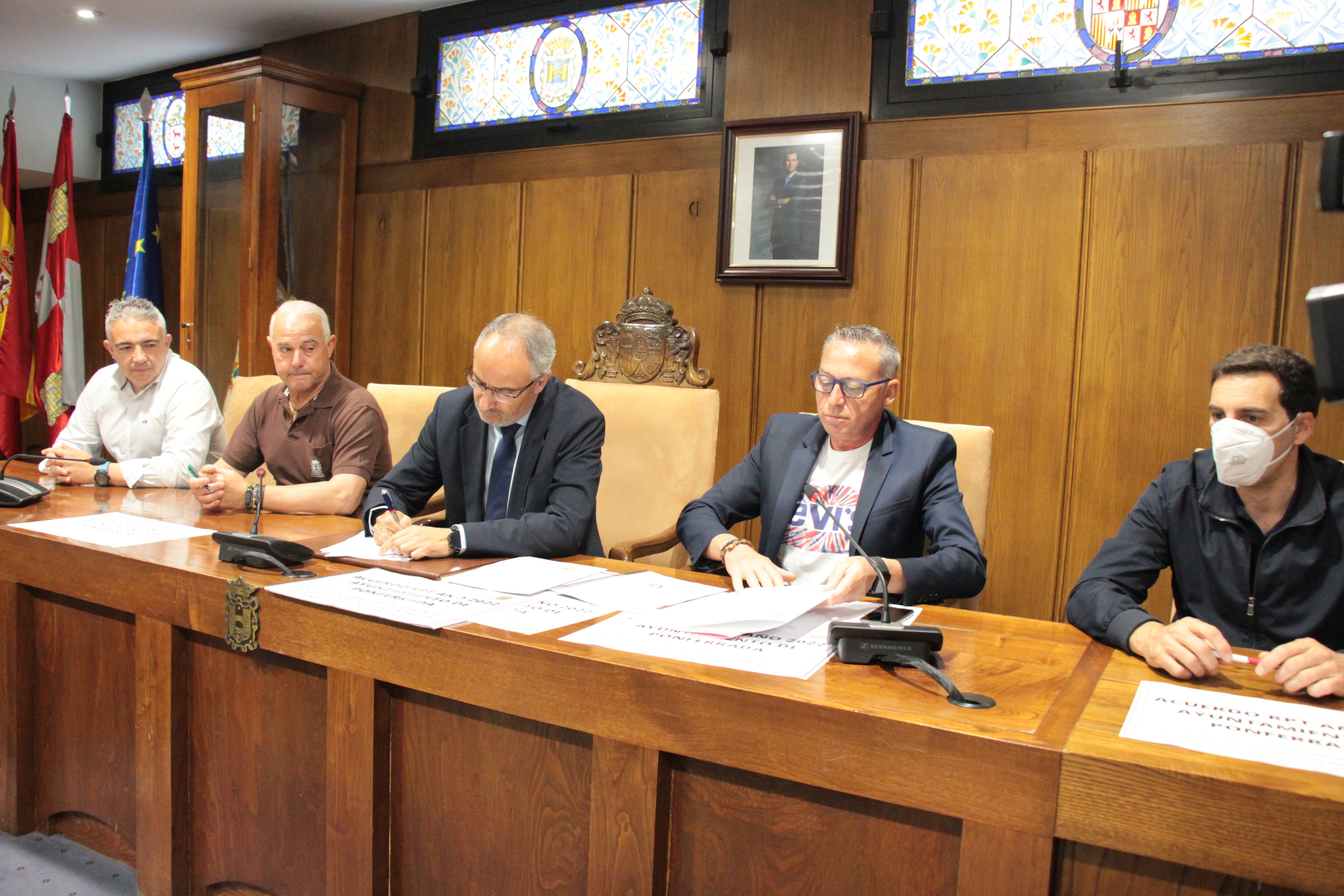 El alcalde y el concejal de Personal firman el documento junto a los representantes sindicales