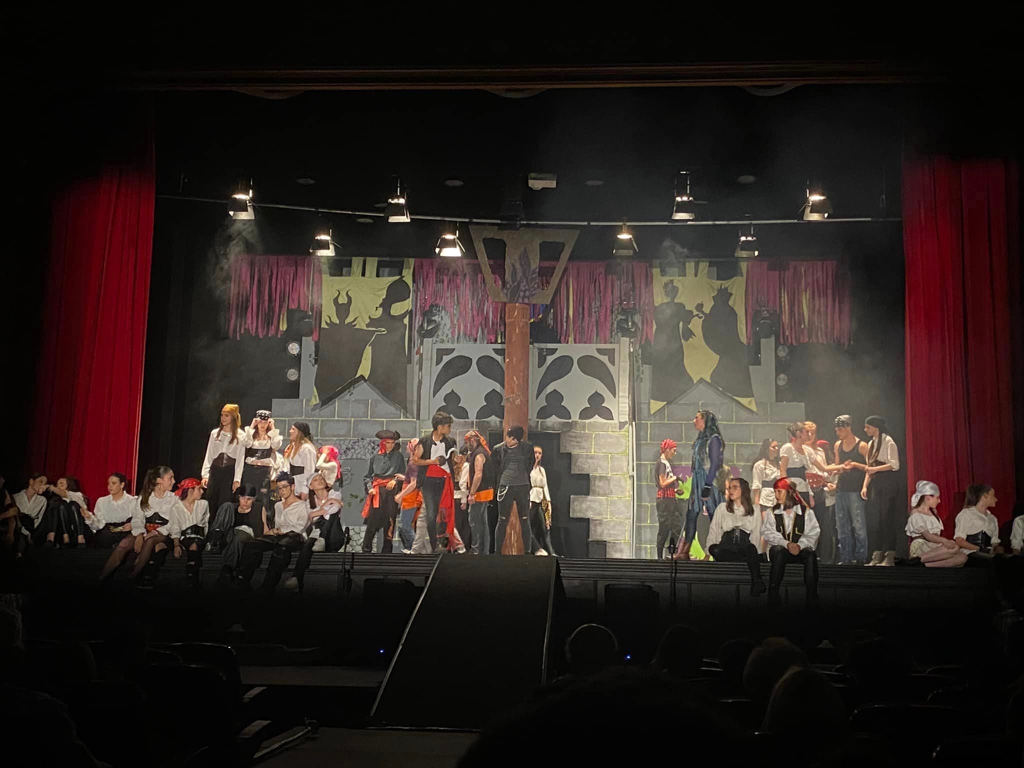 Momento del musical en el teatro Salesiano