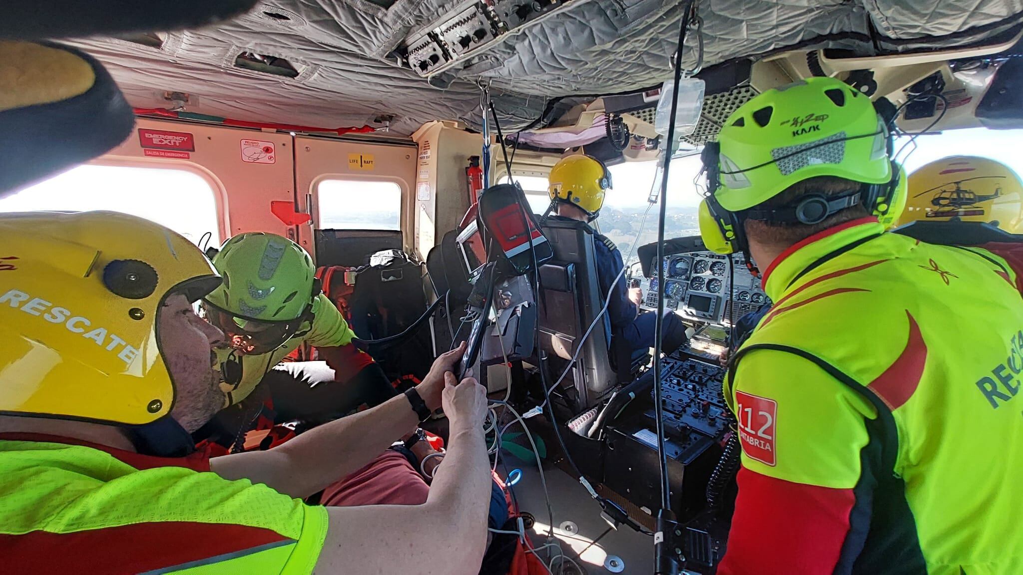 El equipo de rescate evacuando en helicóptero al senderista tras ser mordido por una víbora el Arredondo.