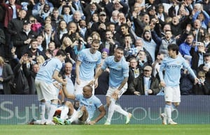 Kompany celebra con sus compañeros uno de los goles con los que el City ha ganado al West Ham y se ha proclamado campeón de la Premier League.