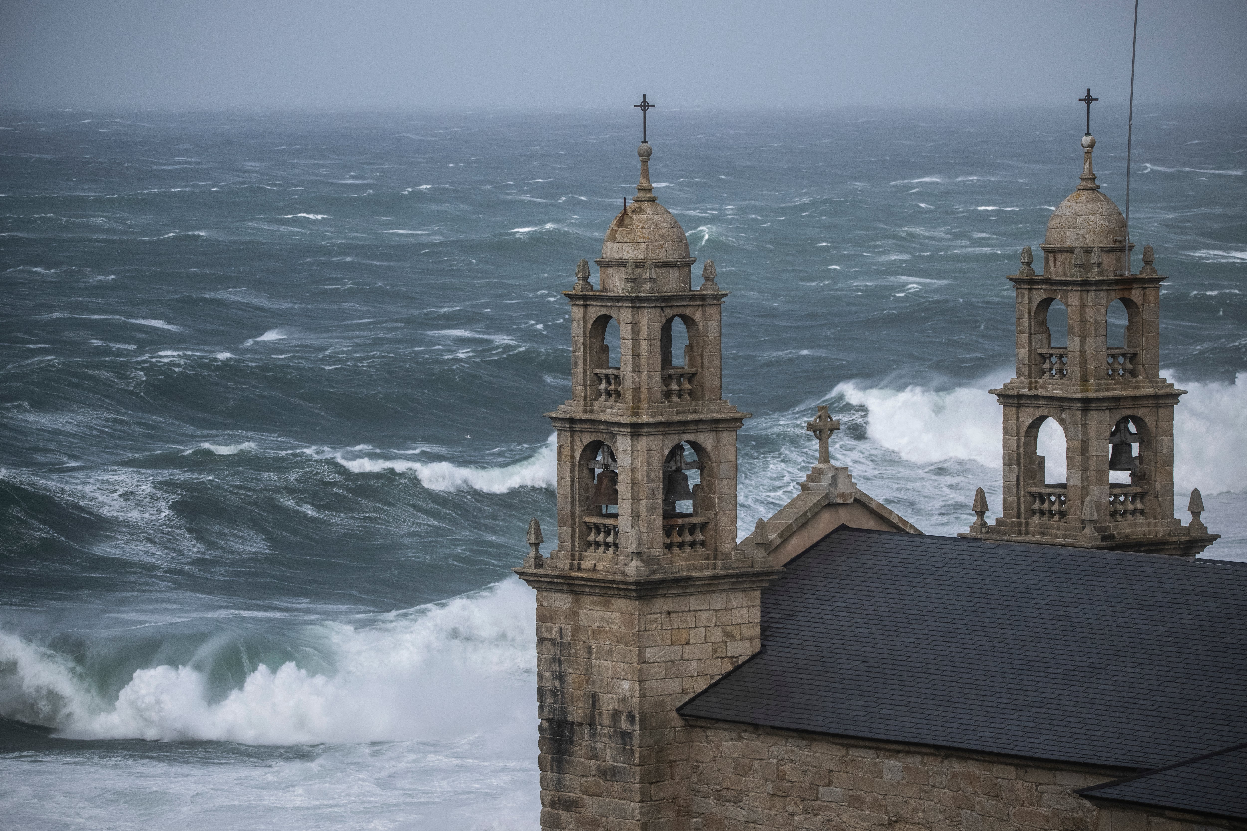 Fotografía del oleaje ante las torres del Santuario Virxe da Barca, este sábado, en la costa de Muxía, en A Costa da Morte (Galicia)