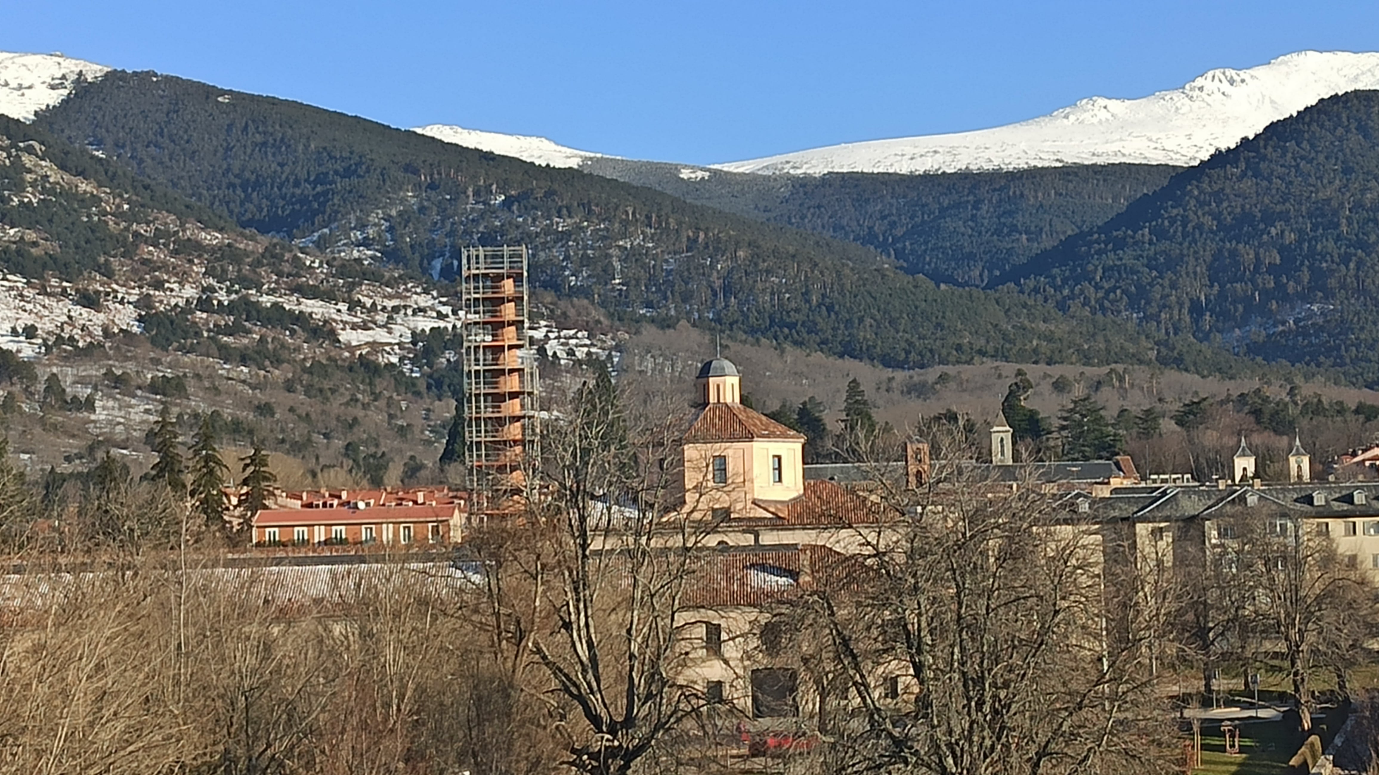 Comienza la rehabilitación de las tres chimeneas de la Real Fábrica de Cristales de La Granja