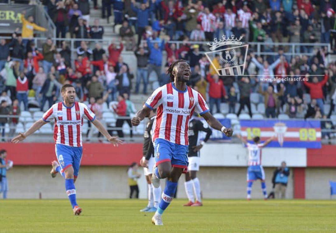 Karim celebra un gol.