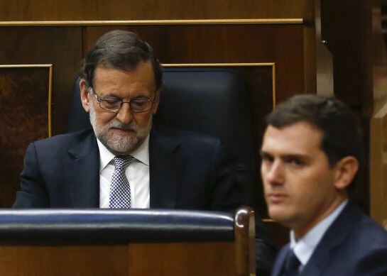 Albert Riera pasa ante Mariano Rajoy tras su dicurso