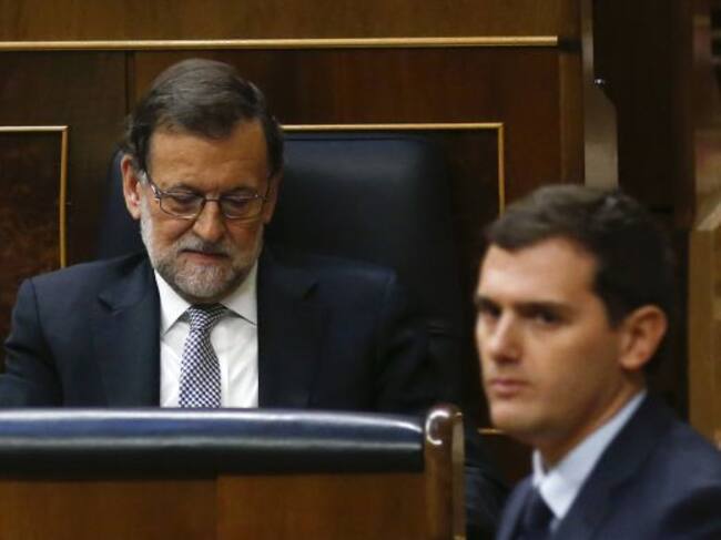 Albert Riera pasa ante Mariano Rajoy tras su dicurso