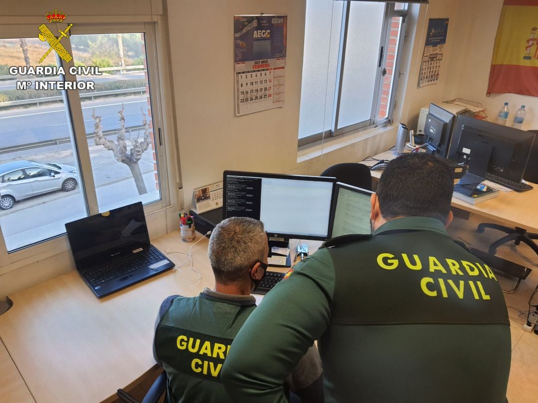 Agentes de la Guardia Civil en investigación