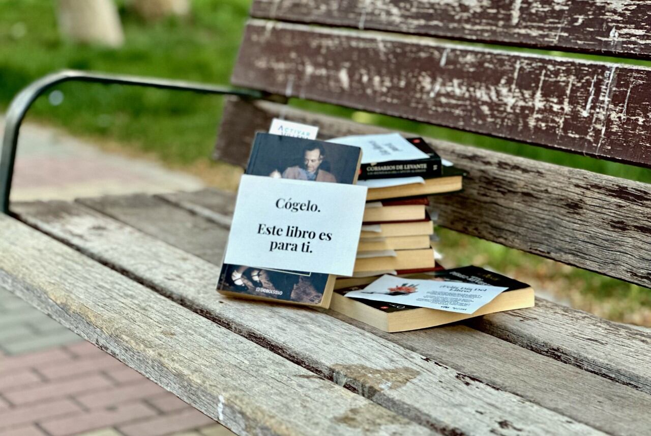 Libros en los bancos. Campaña del PP con motivo del día del libro