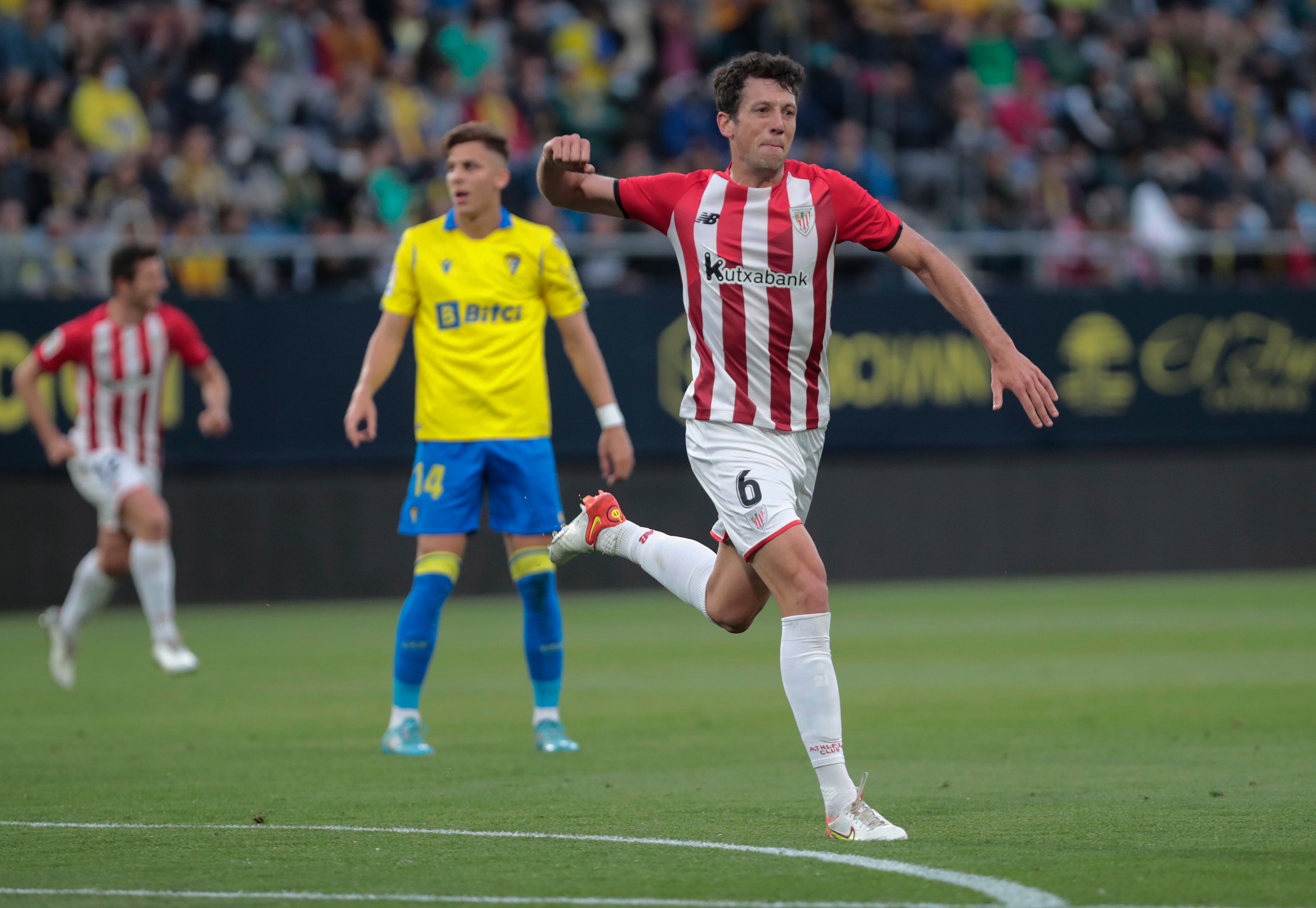 El centrocampista del Athletic Club, Mikel Vesga, celebra tras anotar el 0-3 durante el encuentro ante el Cádiz