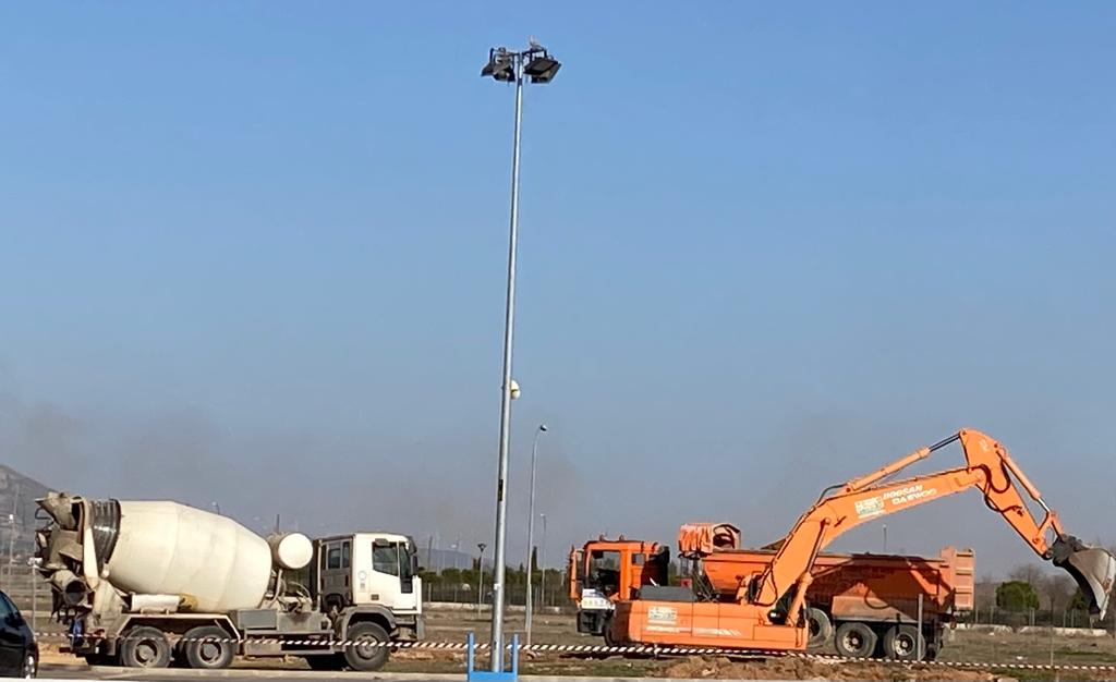 Imagen de archivo de maquinaria de obra trabajando en Valdepeñas (Ciudad Real)