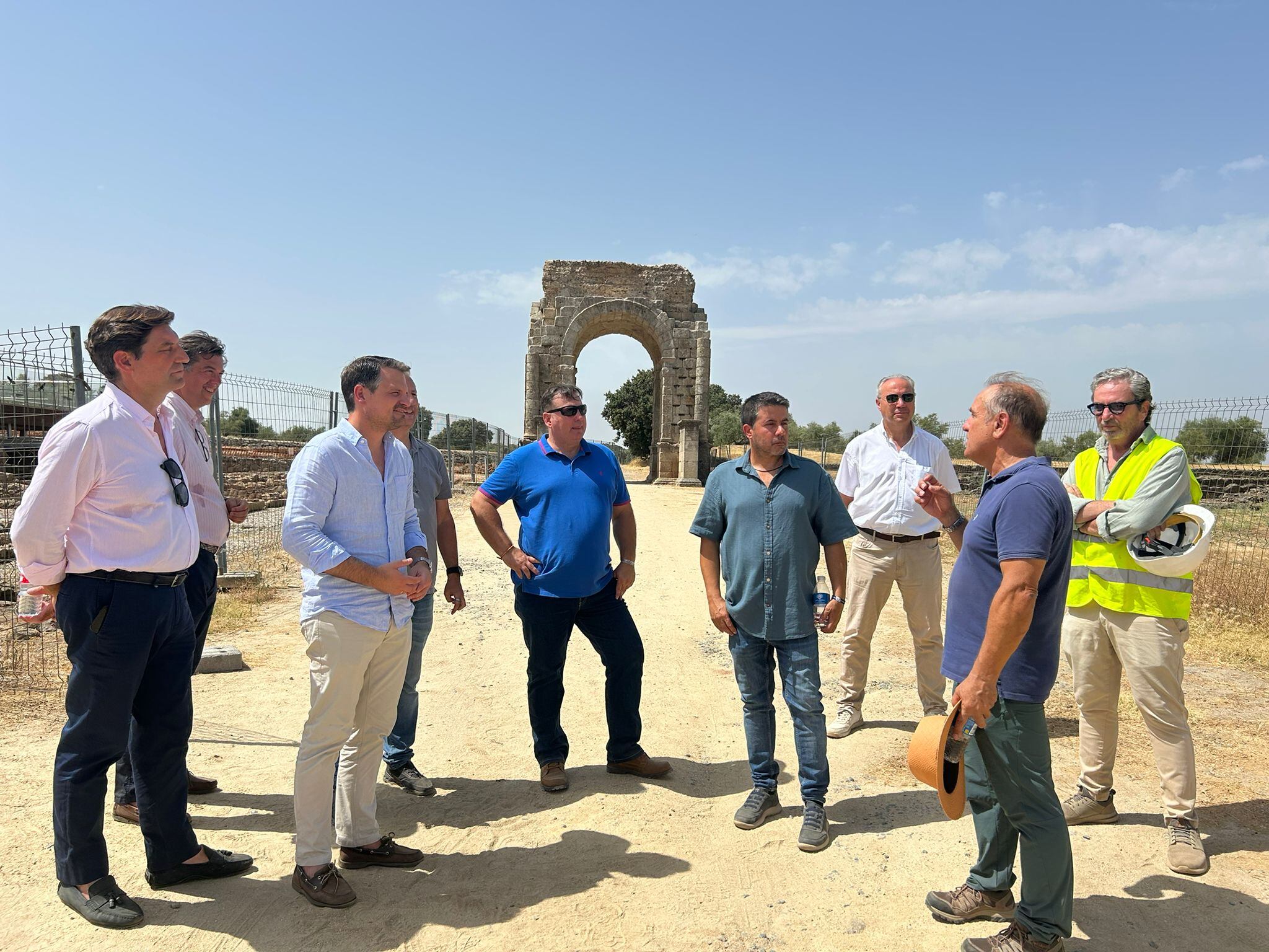 El consejero de presidencia durante la visita al yacimiento romano de Cáparra