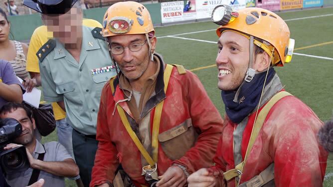 Los dos primeros espeleólogos rescatados, los madrileños Alfonso Gutierrez (c), Joaquín Gómez (dcha), a su llegada al campo de fútbol de Ramales