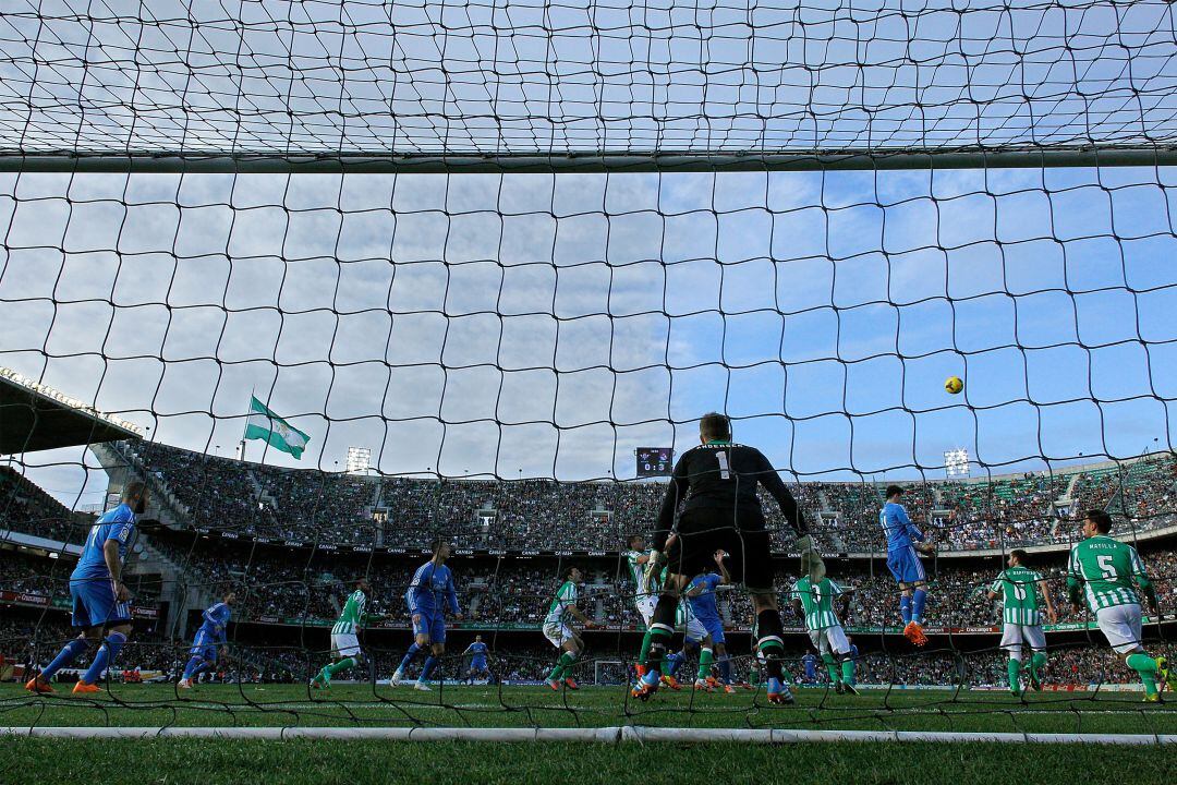 El Benito Villamarín, en un duelo entre el Betis y el Real Madrid.