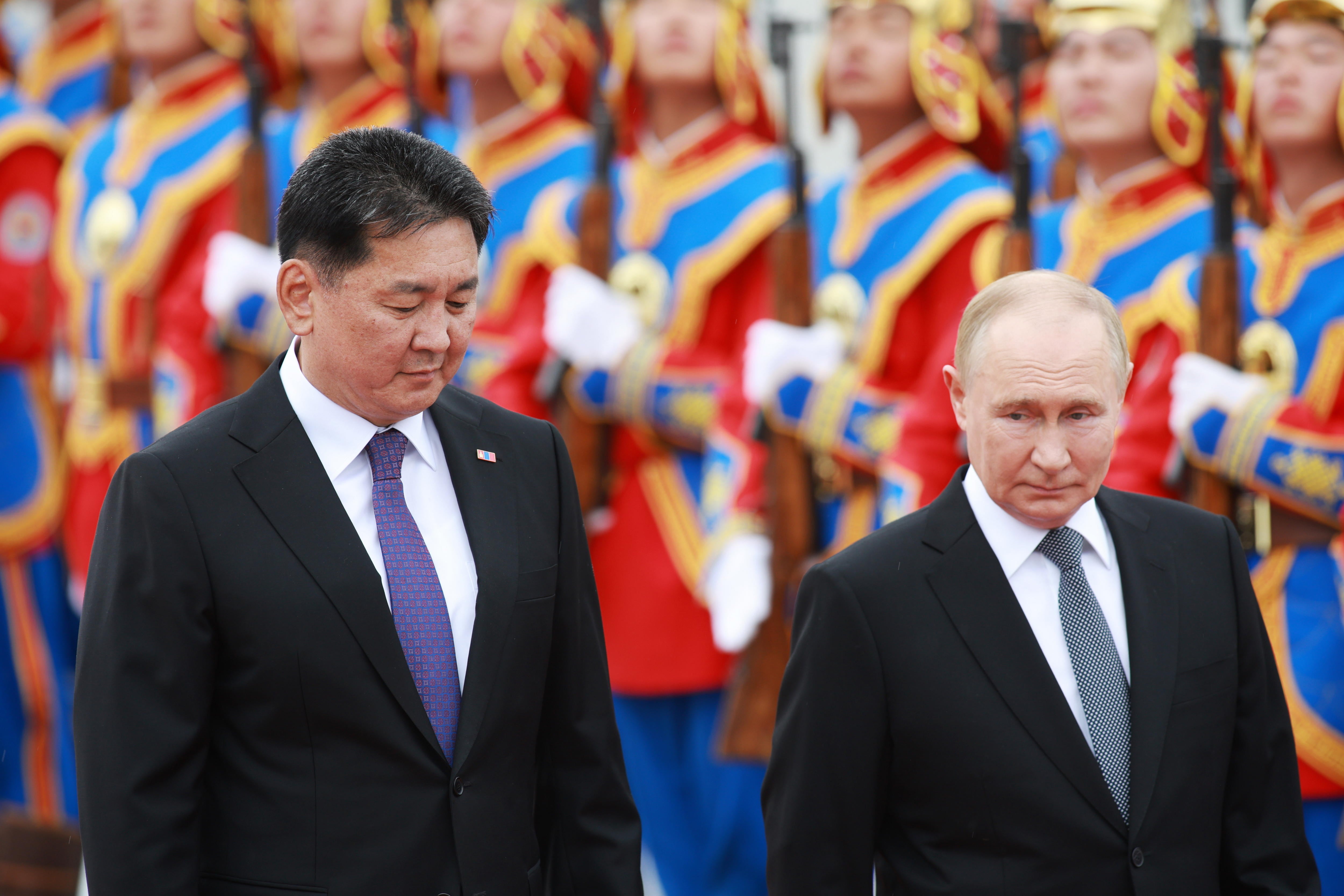 El presidente ruso Vladimir Putin y su homólogo mongol Ukhnaagiin Khurelsukh durante la ceremonia de bienvenida en Ulán Bator