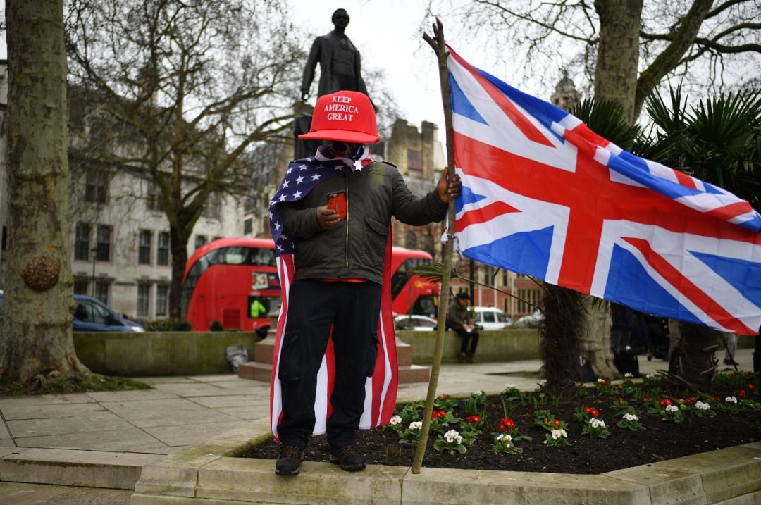 Un hombre con una bandera de Reino Unido.