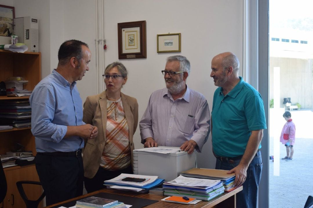 Xosé Manuel Pazos, alcalde de Cangas (segundo por la derecha) durante una visita a un centro escolar del municipio.