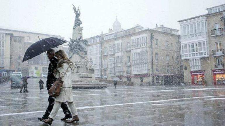 Imagen de la Plaza de la Virgen Blanca nevando hace dos años