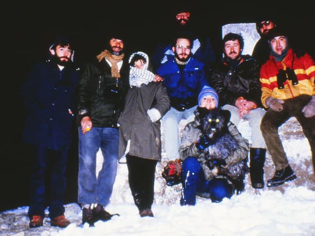 Vicente Aupí, en el Pico de Javalambre, en marzo de 1986. Tercero de derecha a izquierda, con las manos entrelazadas