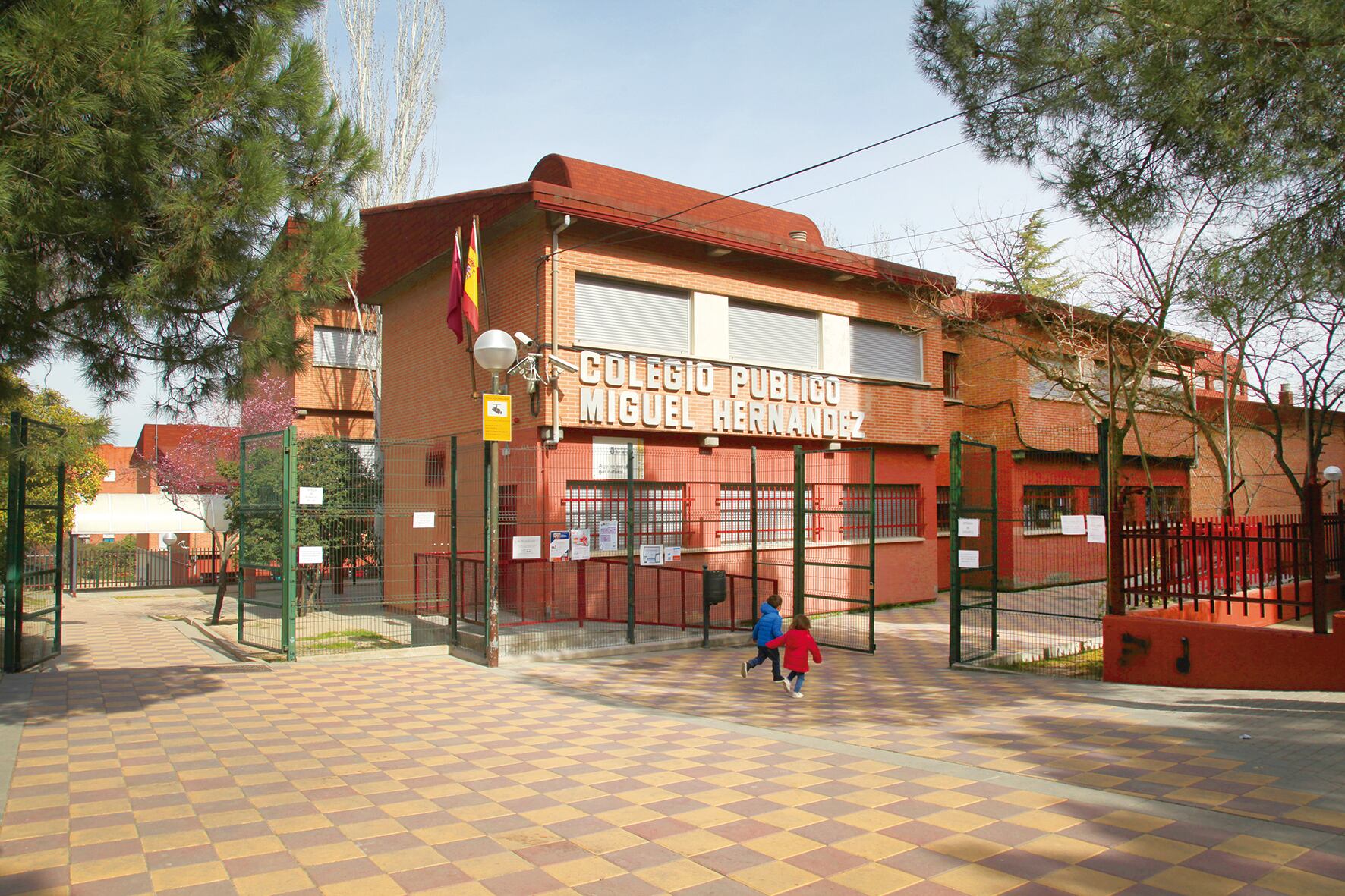 Fachada del colegio Miguel Hernández