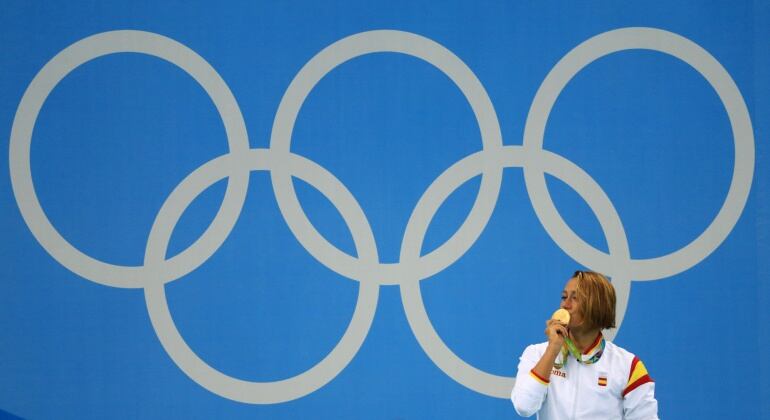 Mireia Belmonte celebra la medalla de oro.