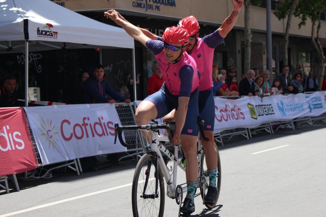 Noel Martín y Adolfo Bellido, entran como vencedores en la prueba en línea