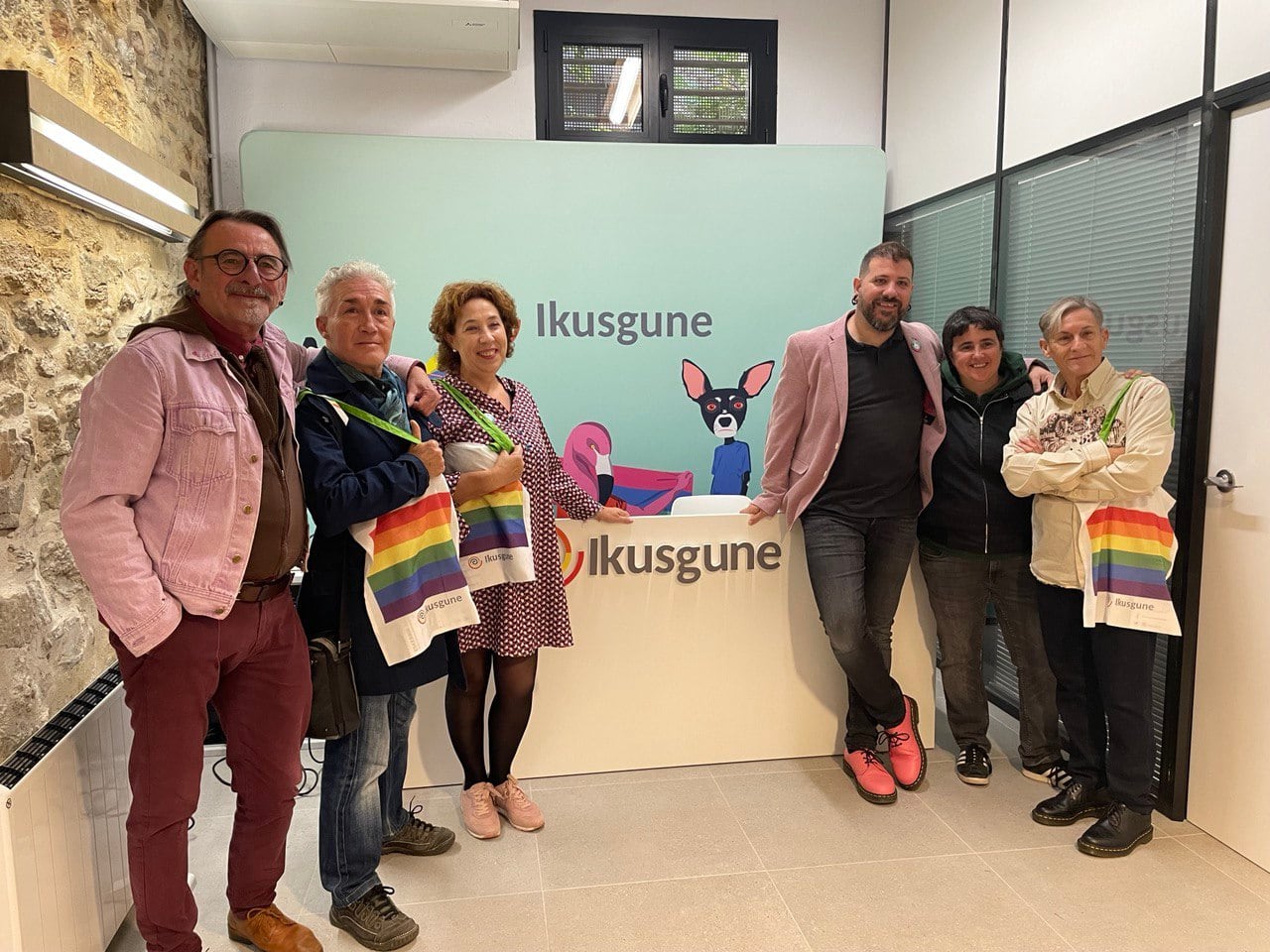 El observatorio contra la LGTBIfobia, Ikusgune, estrena sede en Vitoria en la calle Pintorería