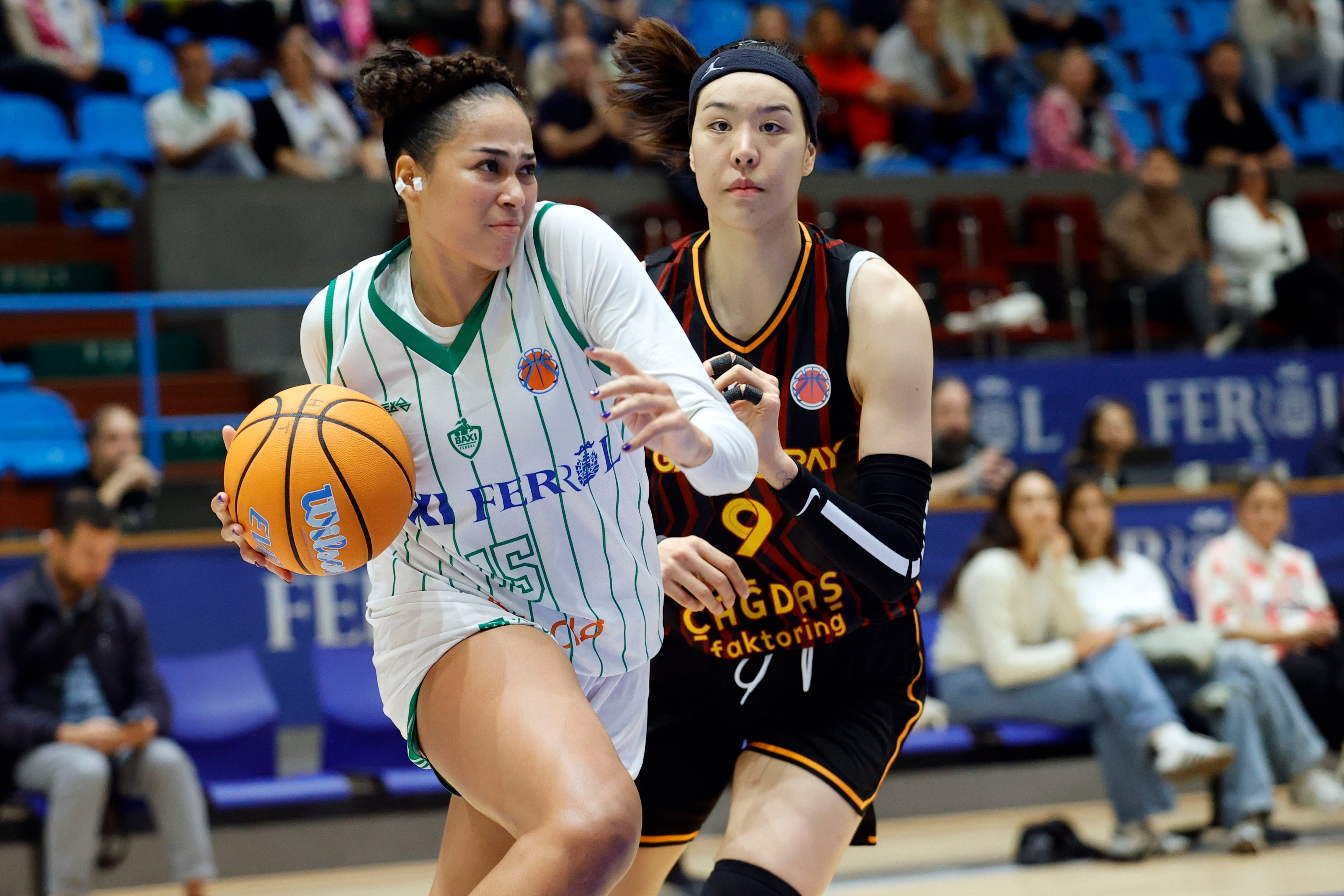 FERROL, 9/10/2024.- La jugadora de Baxi Noa Morro (izquierda), con el balón ante Jisu Park, del Galatasaray, durante el partido de la fase de grupos de la Eurocup de baloncesto disputado este miércoles en Ferrol. EFE/Kiko Delgado.