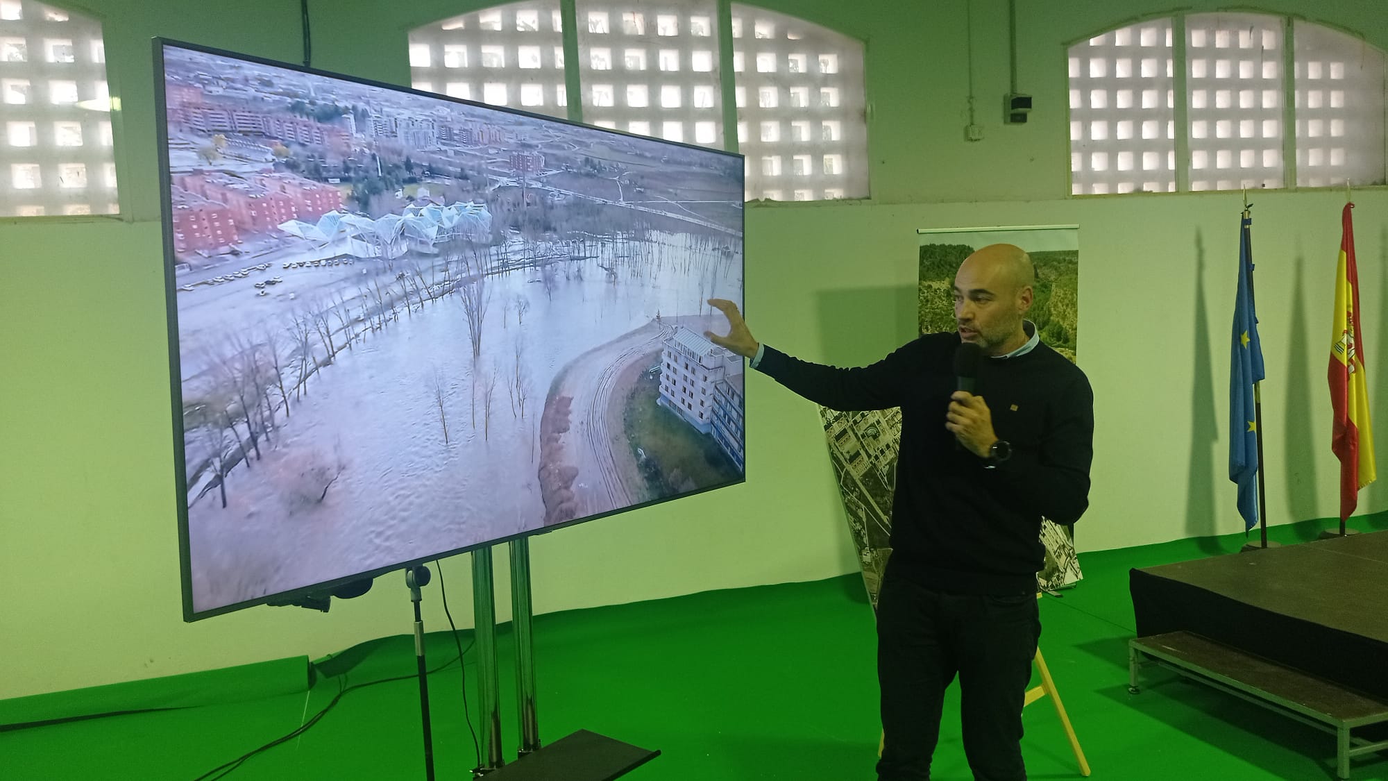 El director de las obras y Comisario adjunto de la CHJ, Luis Garijo, explicando el efecto de la actuación en la crecida de diciembre de 2019