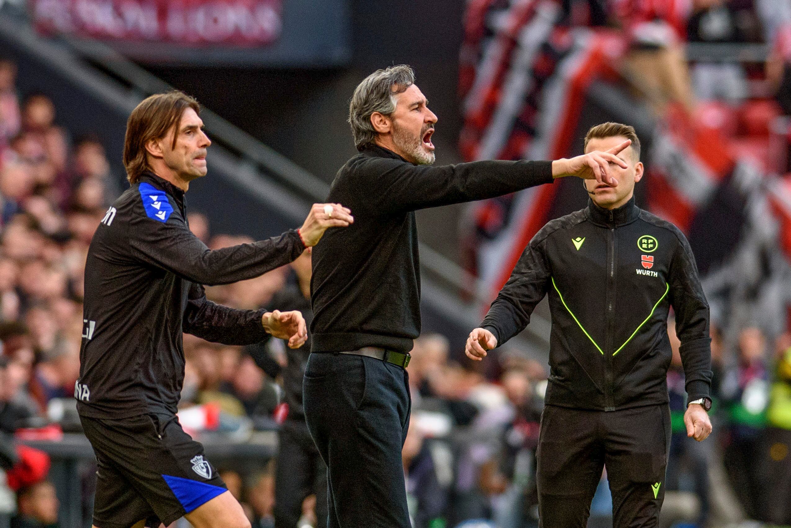 El entrenador del Osasuna, Vicente Moreno, durante el último partido de liga en San Mamés ante el Athletic