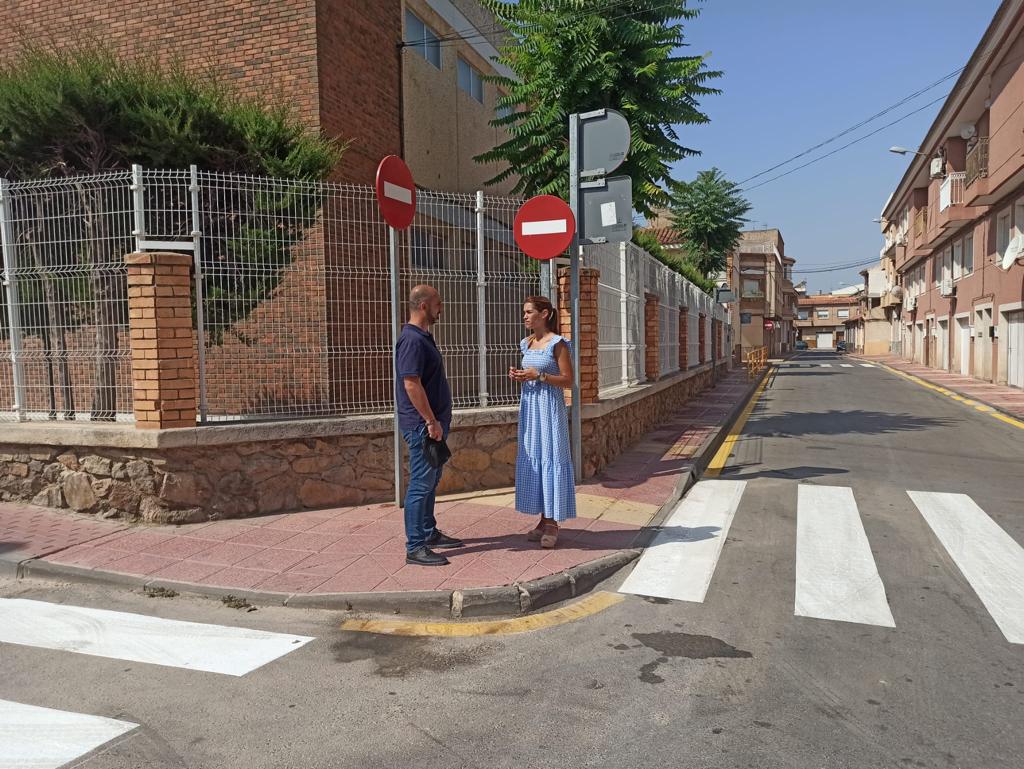 Carmen Fructuoso, concejala de Movilidad Sostenible y Limpieza Viaria, revisa los trabajos de repintado en las zonas cercanas a colegios del municipio de Murcia