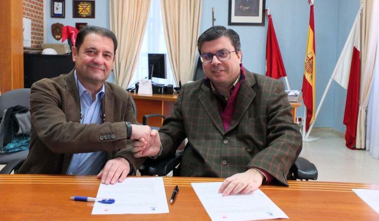 El alcalde, Javier Cuesta, junto al presidente de FAMMA, Francisco Javier Font, tras la firma del convenio de colaboración