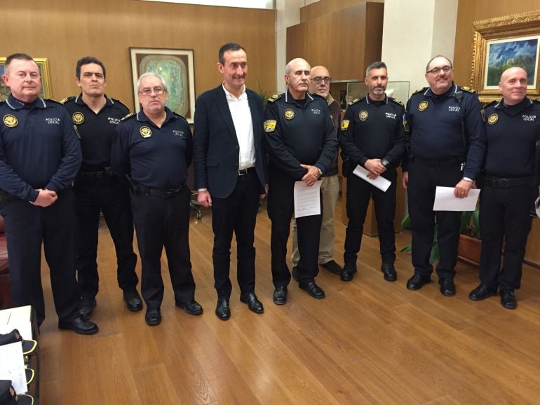 El alcalde, Carlos González, con los agentes