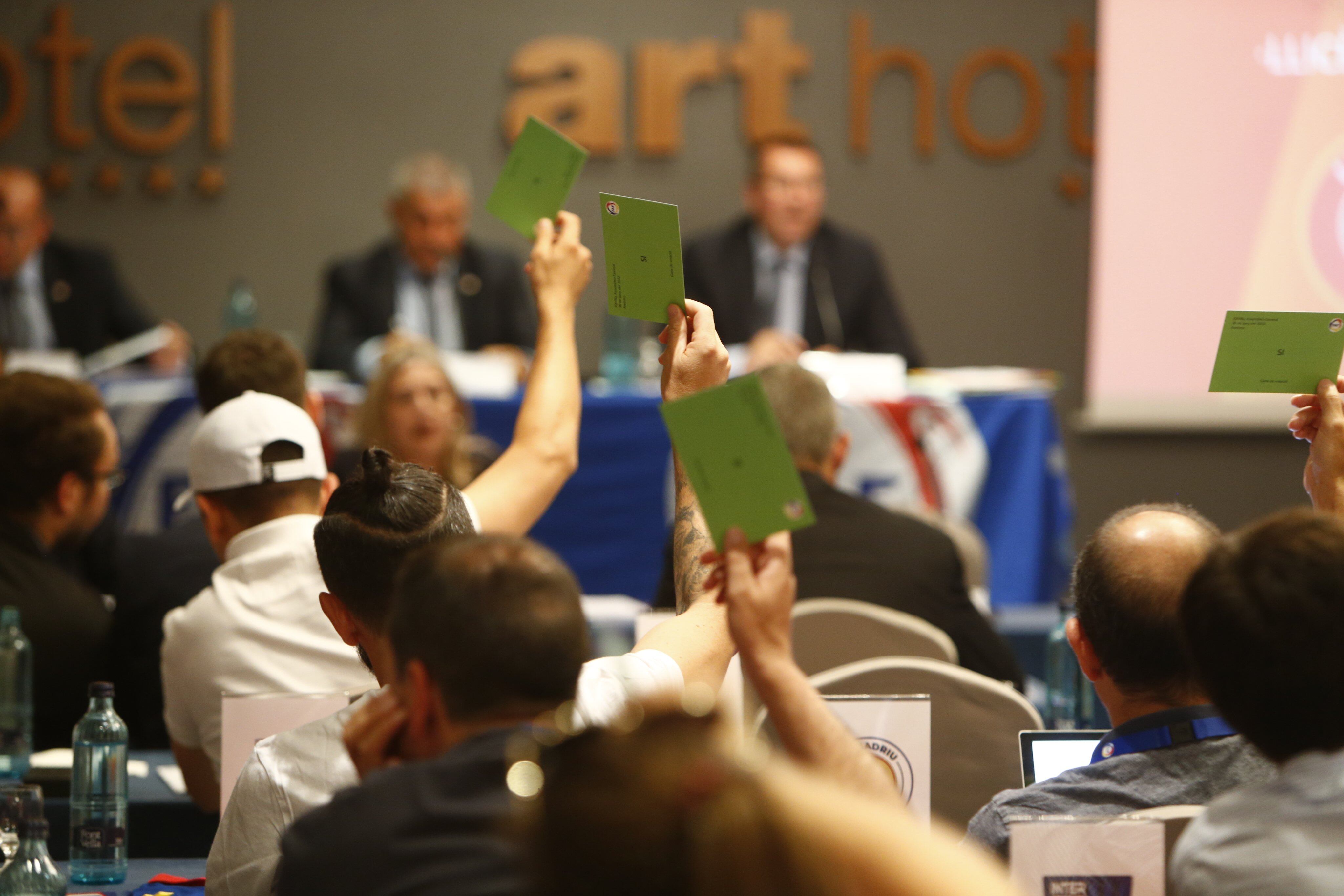 Una votació durant l'assemblea extraordinària de la FAF