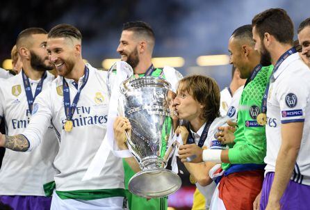 Modric besa el trofeo en el estrado montado en el estadio de Cardiff