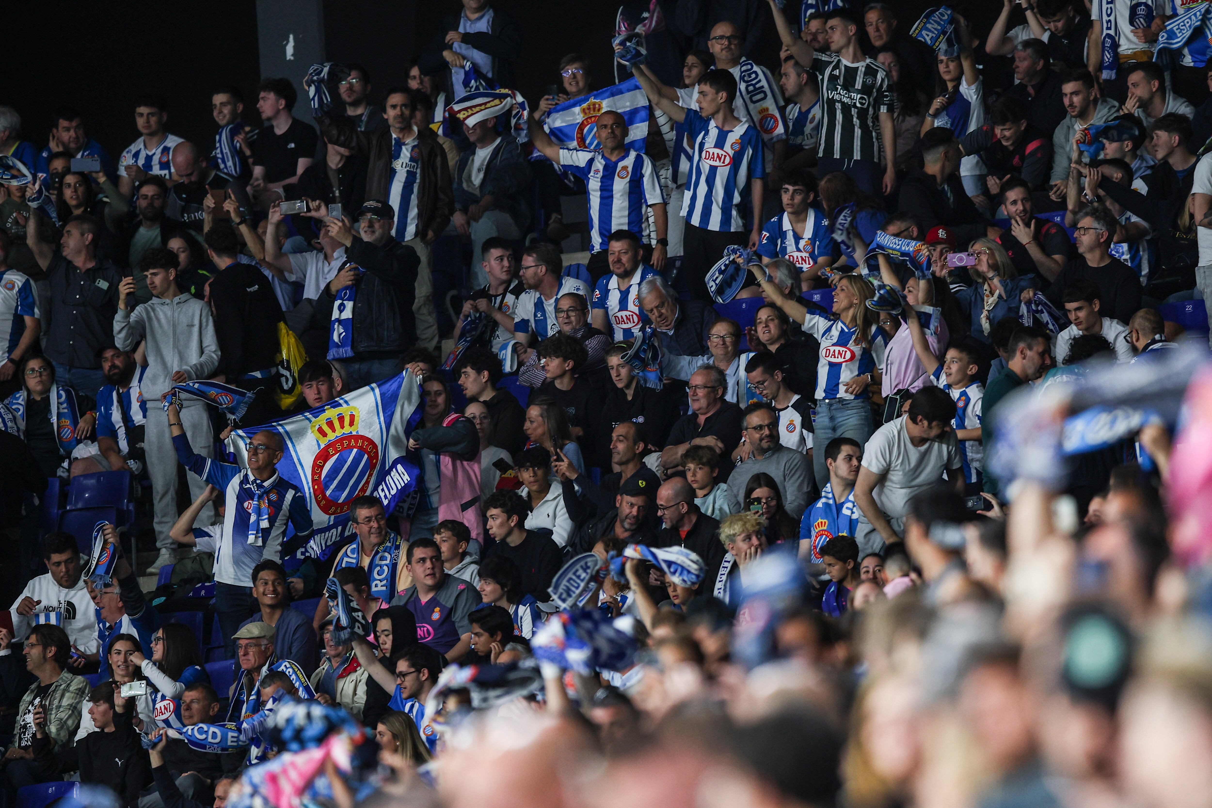 El público del RCDE Stadium en el derbi de Liga ante el FC Barcelona